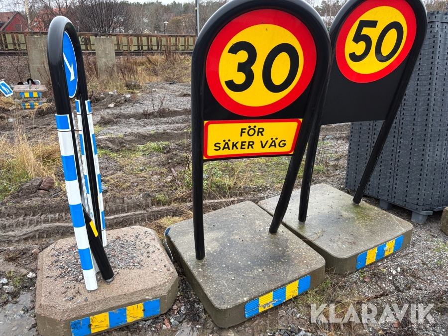 Vägskyltar med betongfötter