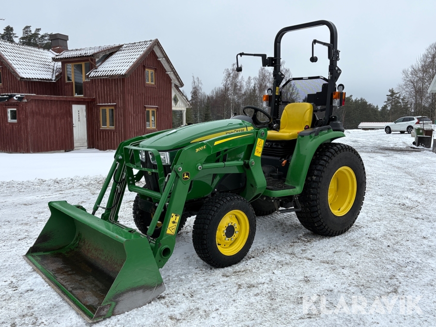 Traktor John Deere 3038E med frontlastare och redskap