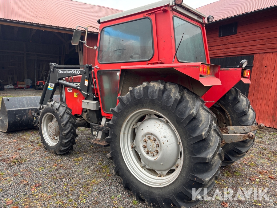 Traktor Massey Ferguson 590 med lastare och redskap