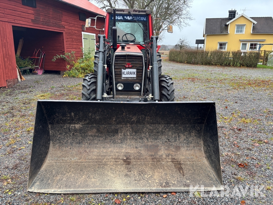 Traktor Massey Ferguson 590 med lastare och redskap
