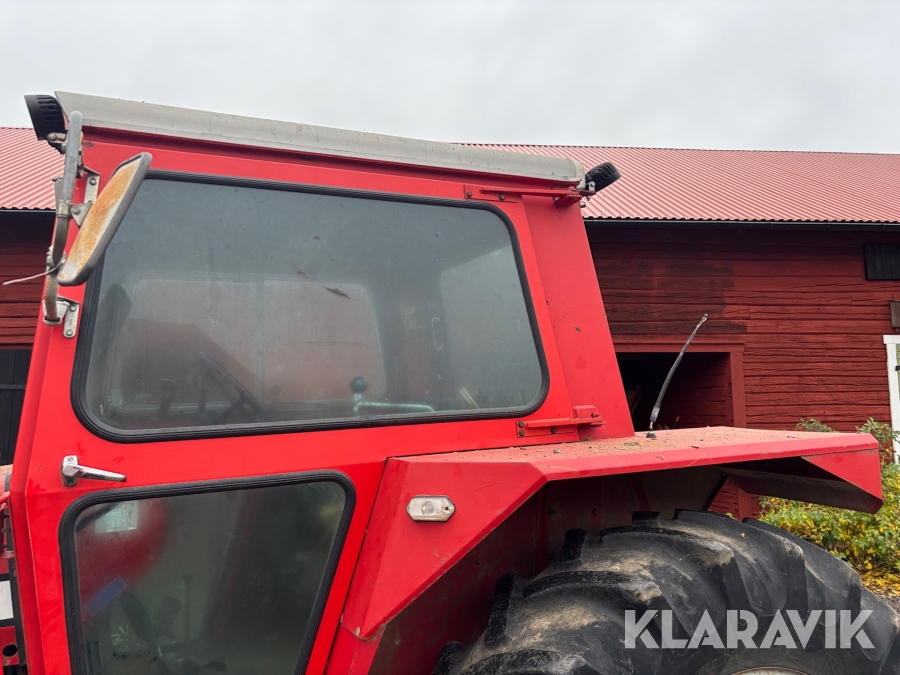 Traktor Massey Ferguson 590 med lastare och redskap