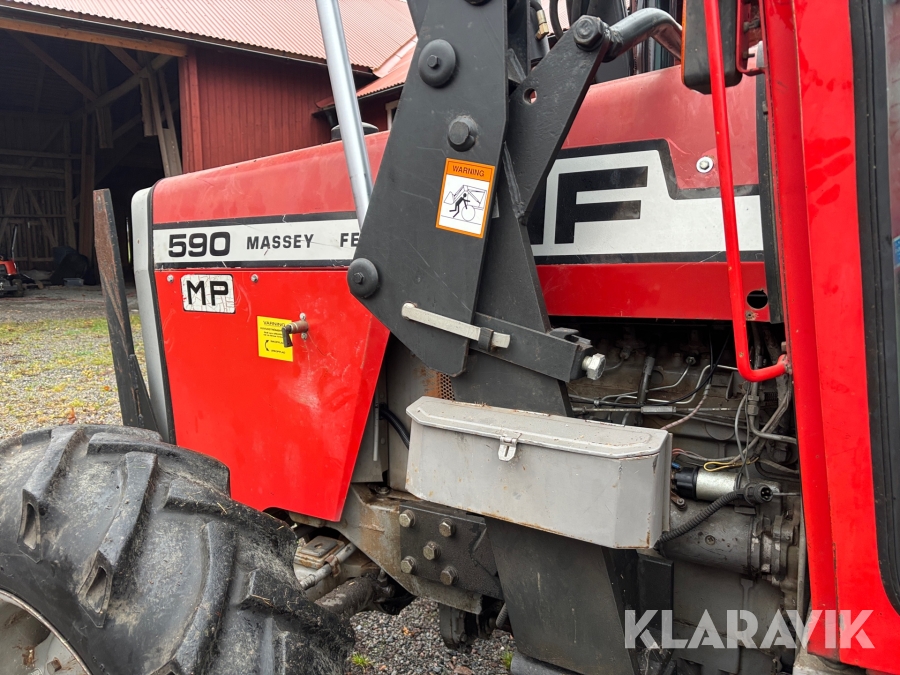 Traktor Massey Ferguson 590 med lastare och redskap
