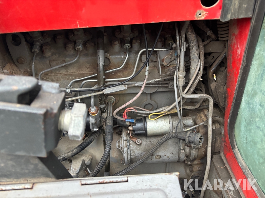 Traktor Massey Ferguson 590 med lastare och redskap