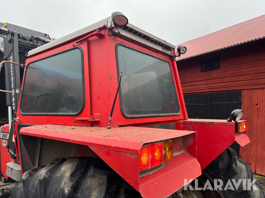 Traktor Massey Ferguson 590 med lastare och redskap