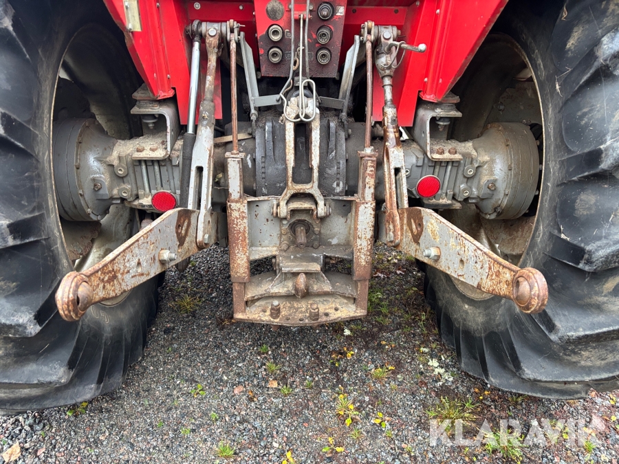 Traktor Massey Ferguson 590 med lastare och redskap