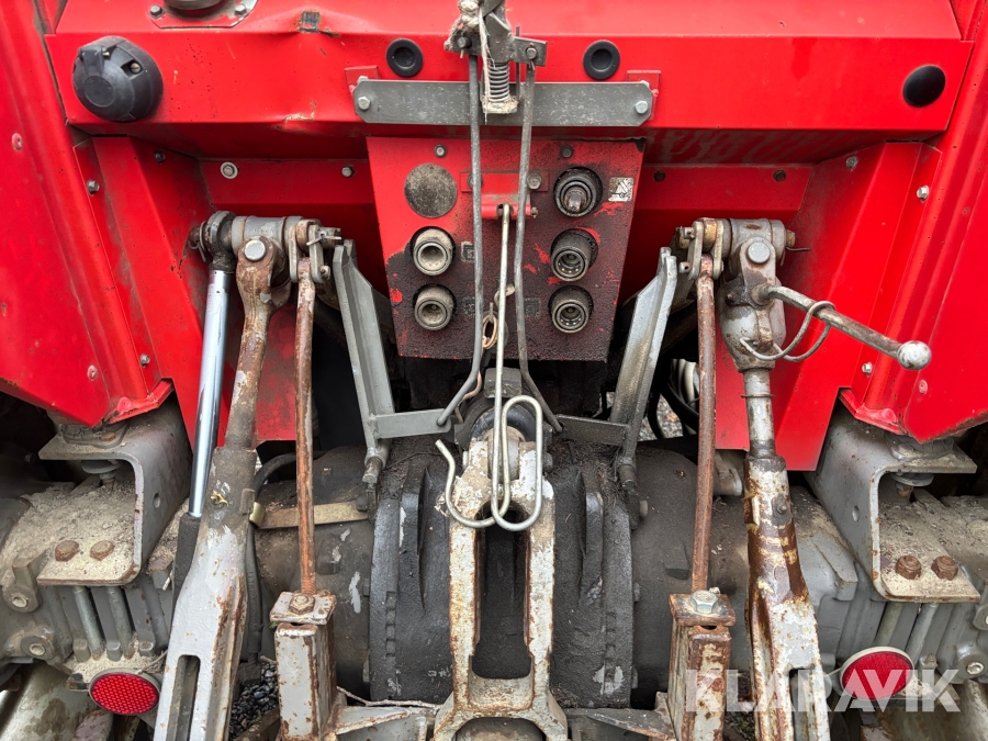 Traktor Massey Ferguson 590 med lastare och redskap