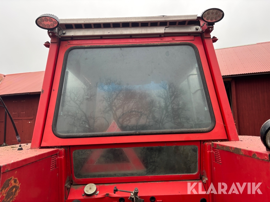 Traktor Massey Ferguson 590 med lastare och redskap