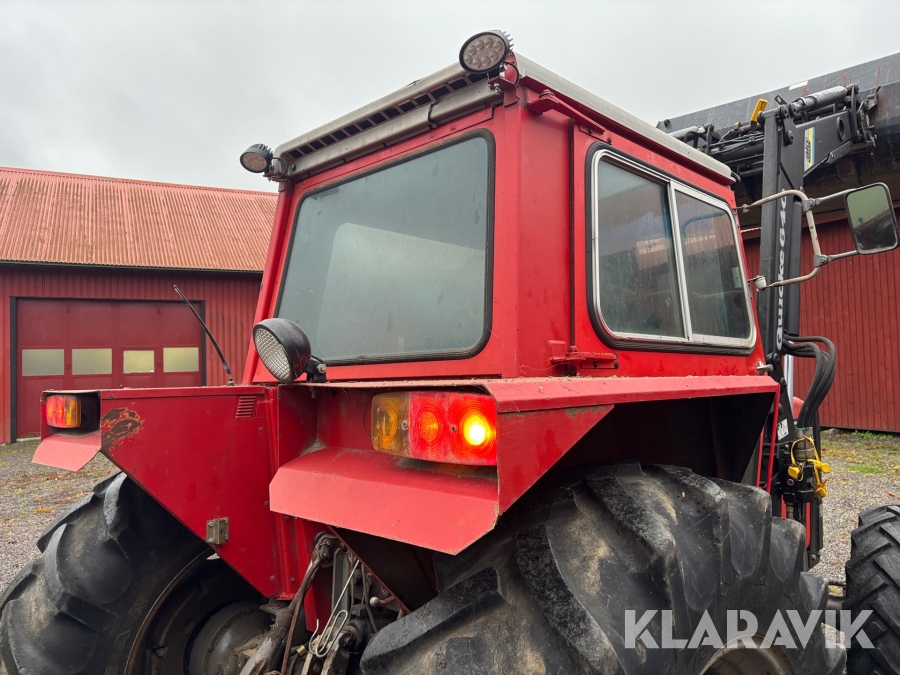 Traktor Massey Ferguson 590 med lastare och redskap