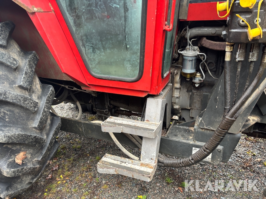 Traktor Massey Ferguson 590 med lastare och redskap
