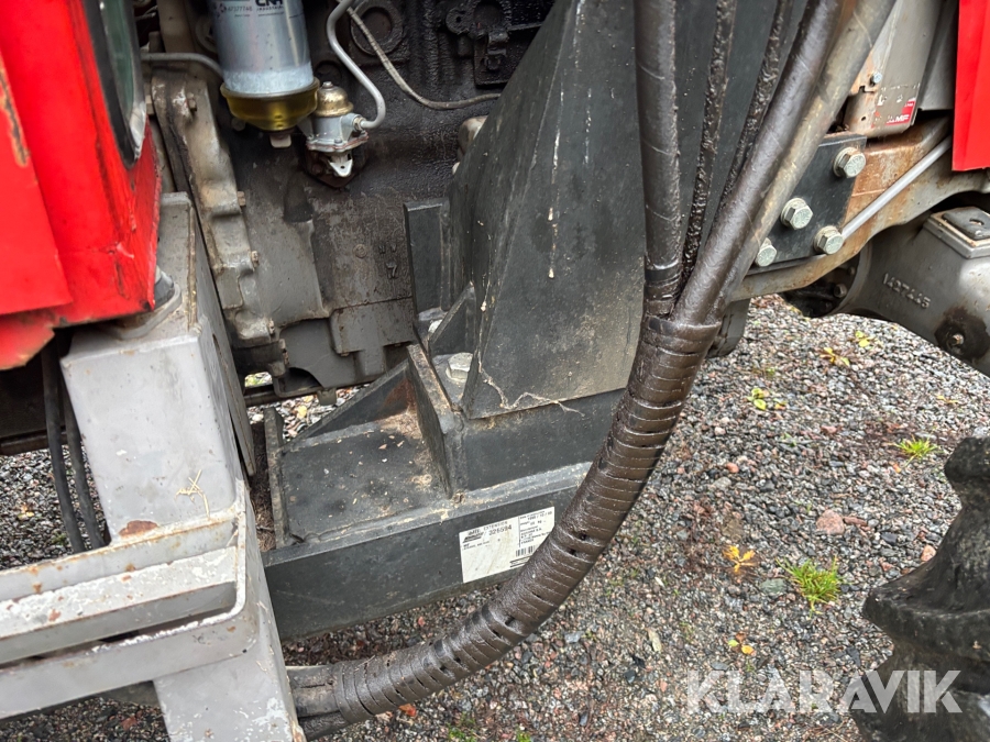 Traktor Massey Ferguson 590 med lastare och redskap