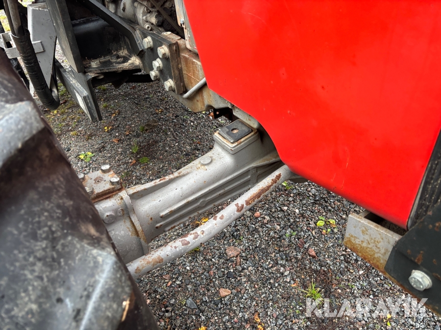 Traktor Massey Ferguson 590 med lastare och redskap