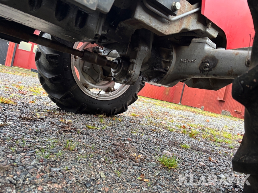 Traktor Massey Ferguson 590 med lastare och redskap