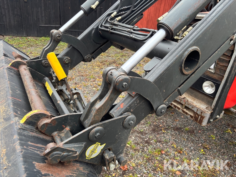 Traktor Massey Ferguson 590 med lastare och redskap