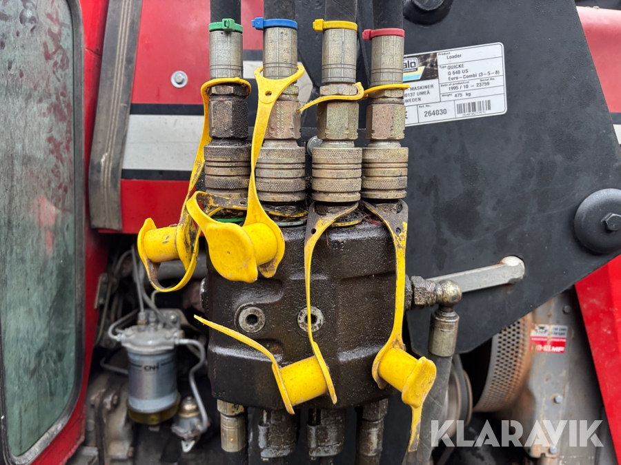 Traktor Massey Ferguson 590 med lastare och redskap