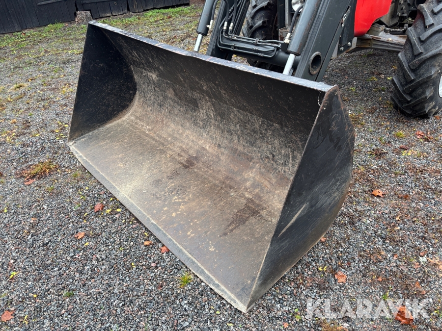 Traktor Massey Ferguson 590 med lastare och redskap