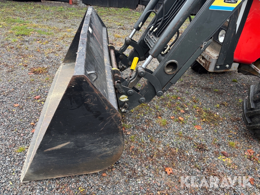 Traktor Massey Ferguson 590 med lastare och redskap