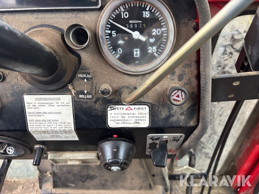 Traktor Massey Ferguson 590 med lastare och redskap