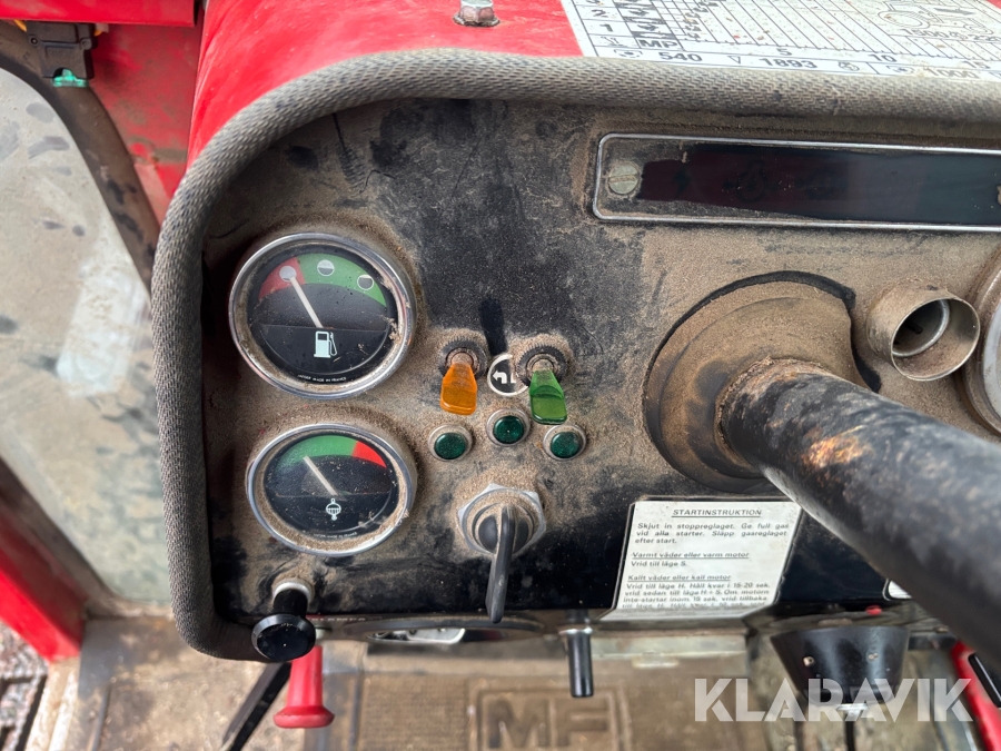 Traktor Massey Ferguson 590 med lastare och redskap