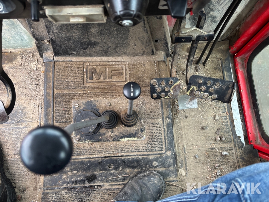 Traktor Massey Ferguson 590 med lastare och redskap