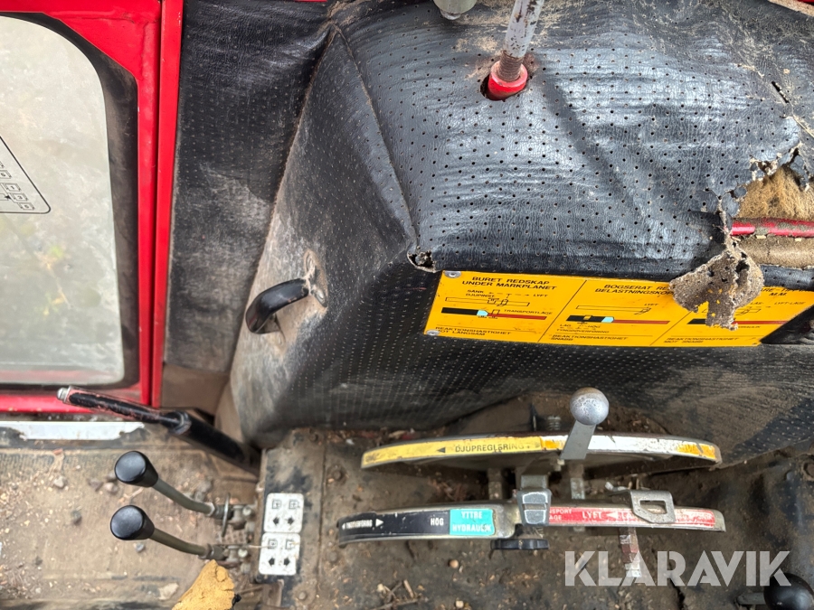 Traktor Massey Ferguson 590 med lastare och redskap