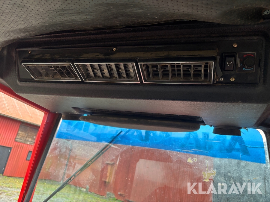 Traktor Massey Ferguson 590 med lastare och redskap