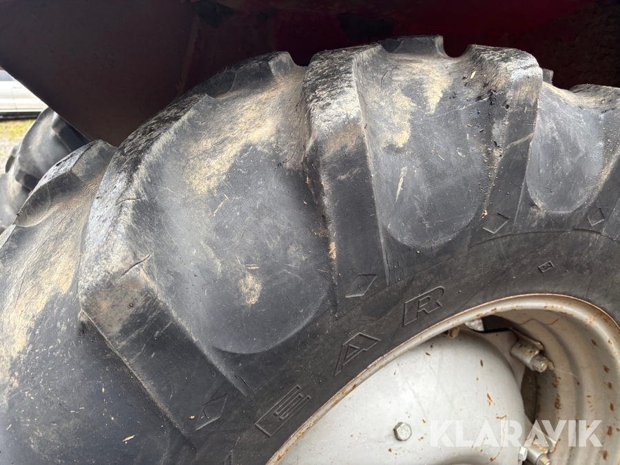 Traktor Massey Ferguson 590 med lastare och redskap