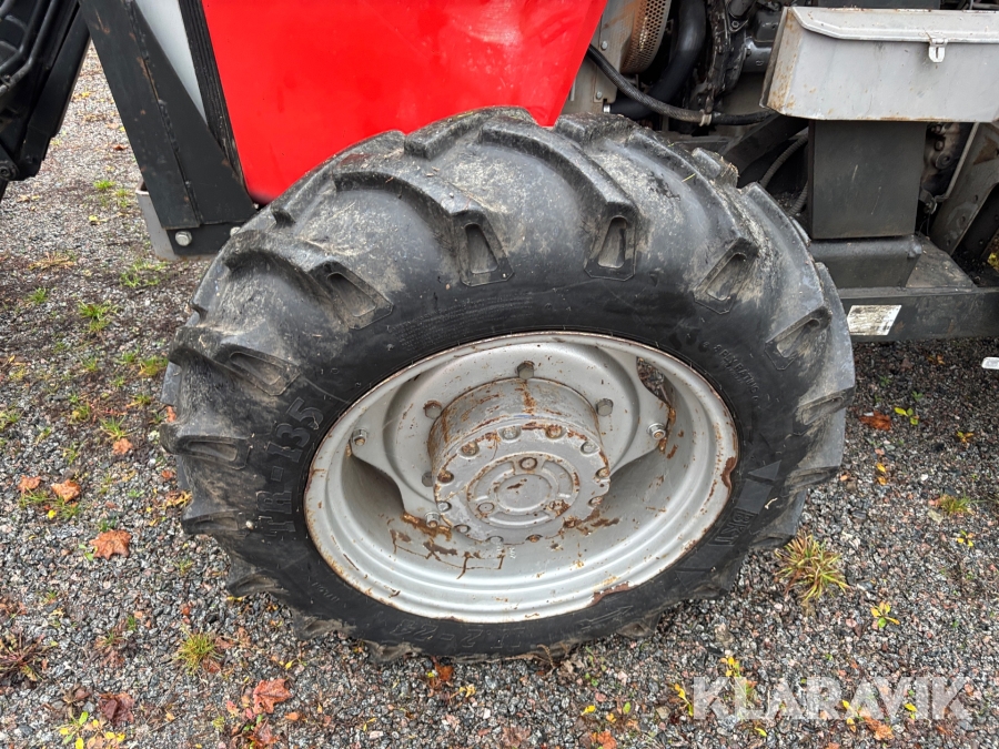 Traktor Massey Ferguson 590 med lastare och redskap