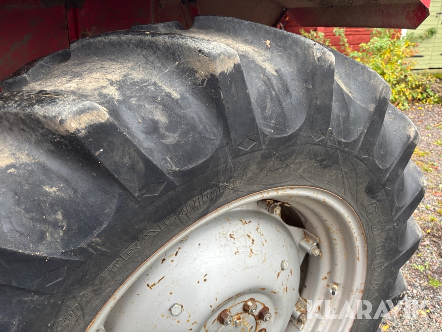Traktor Massey Ferguson 590 med lastare och redskap