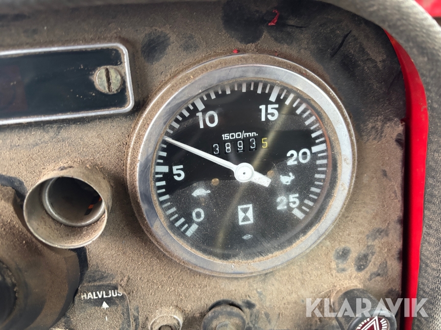 Traktor Massey Ferguson 590 med lastare och redskap