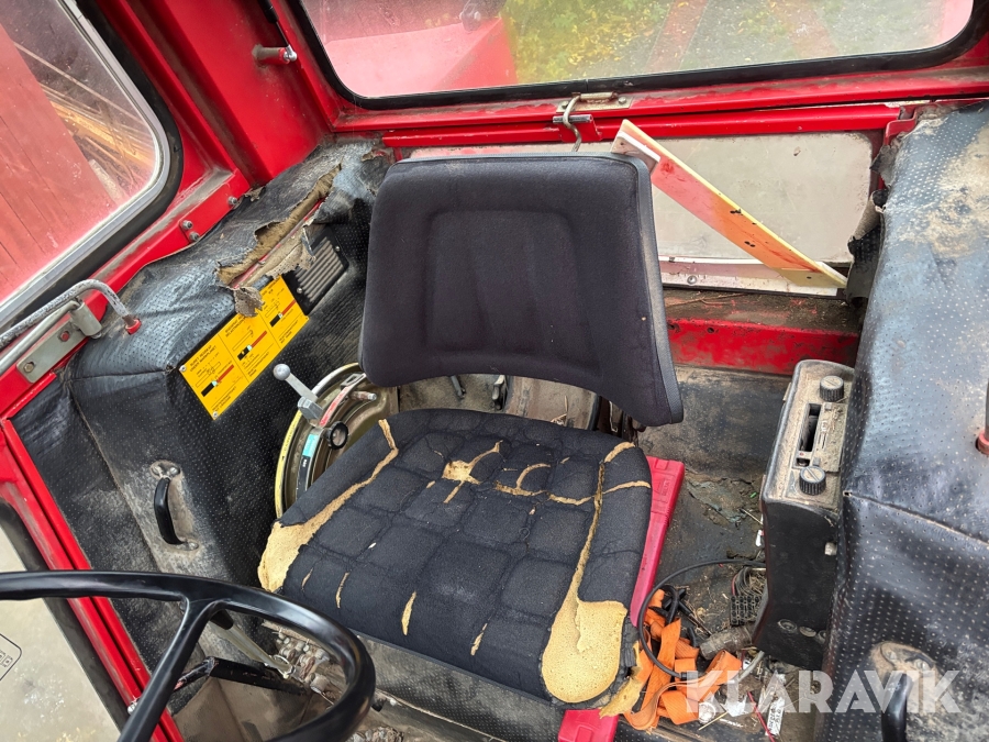 Traktor Massey Ferguson 590 med lastare och redskap