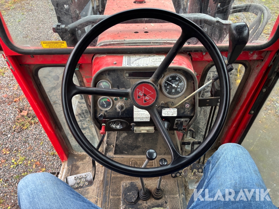 Traktor Massey Ferguson 590 med lastare och redskap