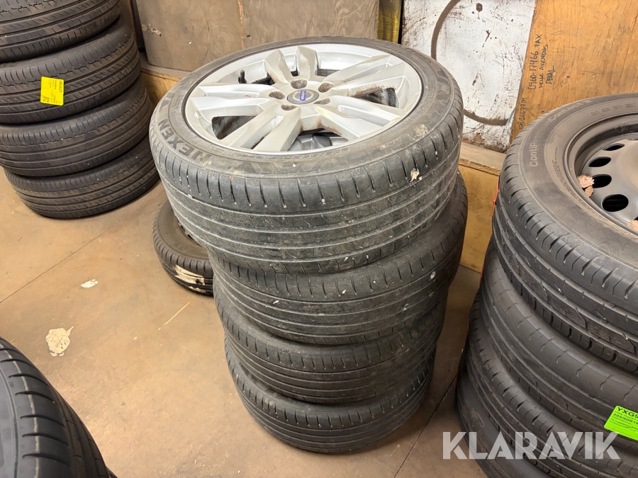 Däck 235/45ZR17 Nexen med fälgar 4st
