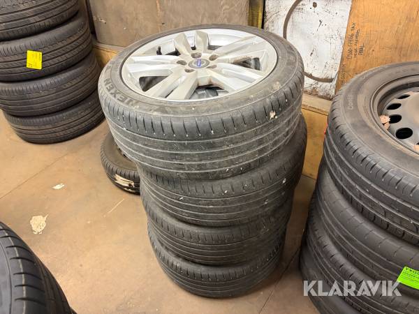 Däck 235/45ZR17 Nexen med fälgar 4st