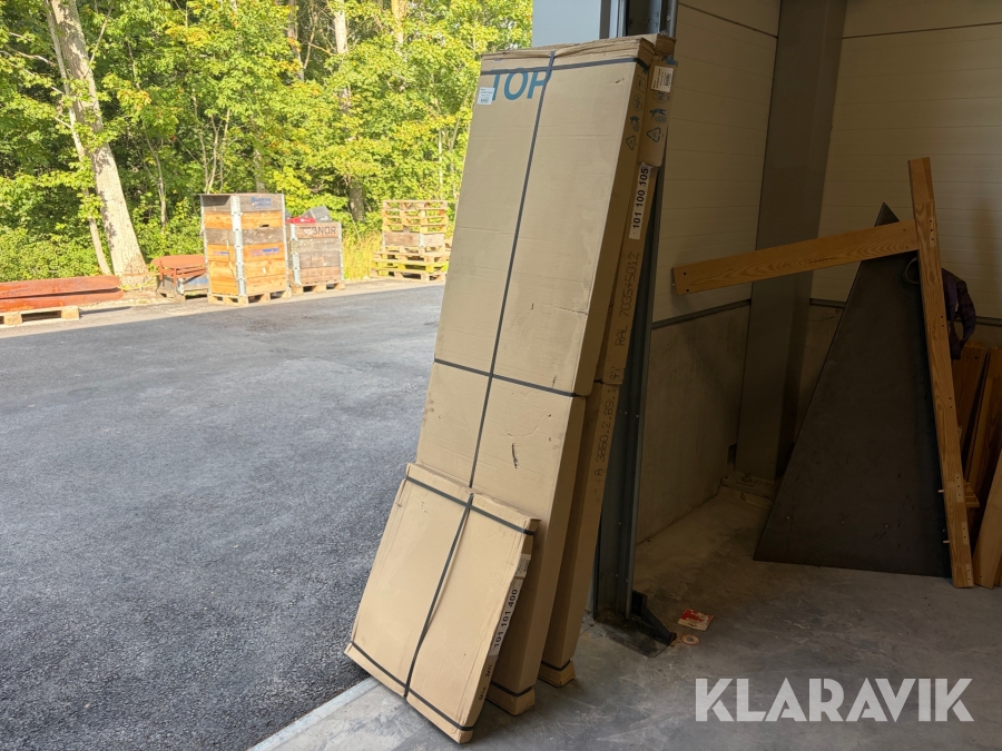 Klädskåp Gigant med benbockar 2 st