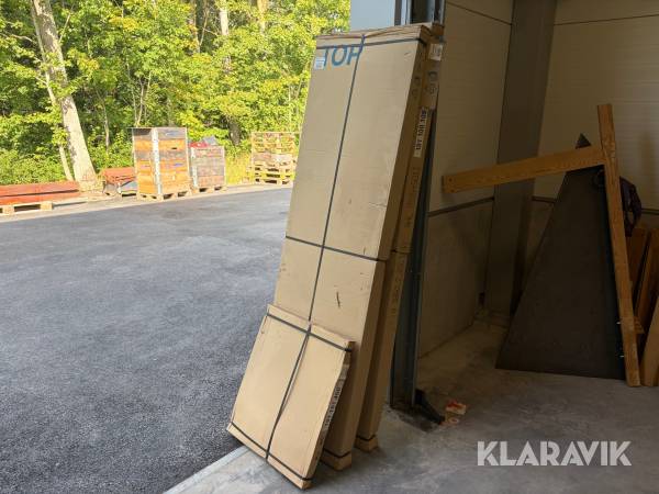 Klädskåp Gigant med benbockar 2 st
