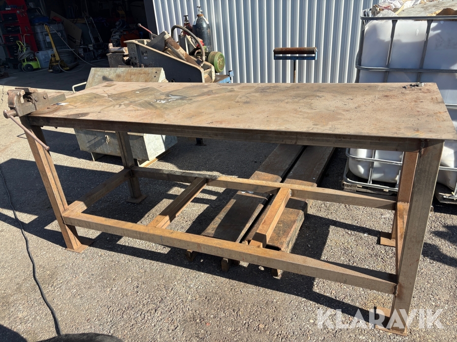 Arbetsbänk med skruvstäd