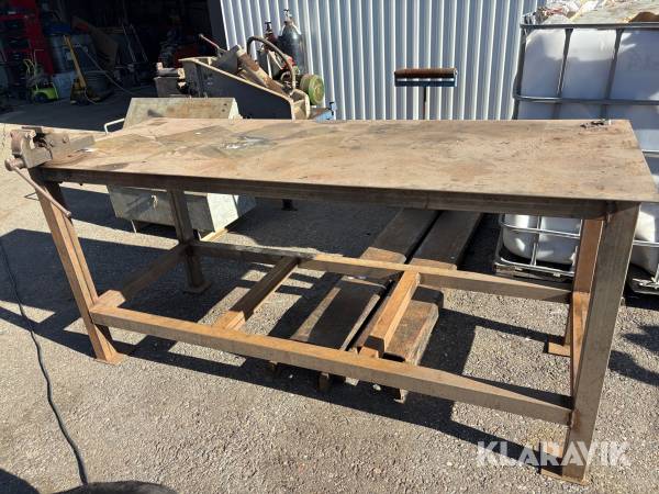 Arbetsbänk med skruvstäd