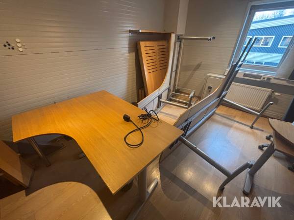Parti med kontorsmöbler
