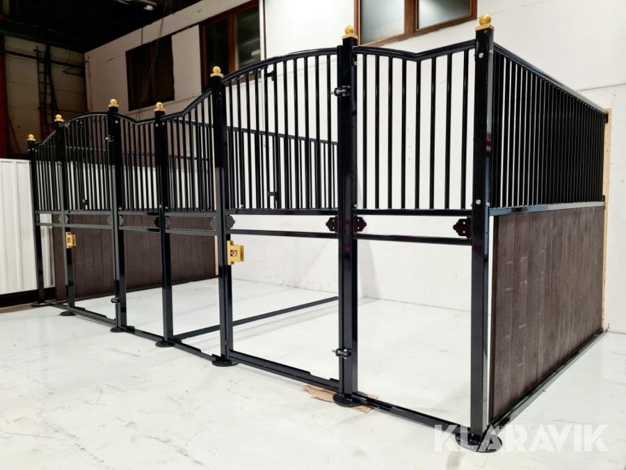 Stallinredning Safir hög 4 boxar monterade i rad