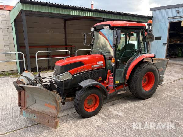 Traktor Kubota L4240-II Med Vikplog, Spridare, Lastarmar & Gafflar