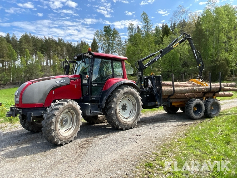 Traktor med skogsvagn Valtra M120