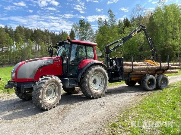 Traktor med skogsvagn Valtra M120