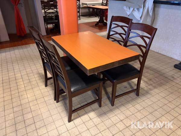 Bord och stolar till restaurangverksamhet