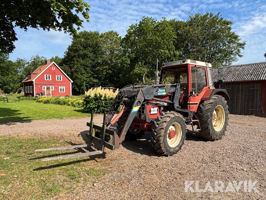 Traktor International 844 AXL med frontlastare och redskap