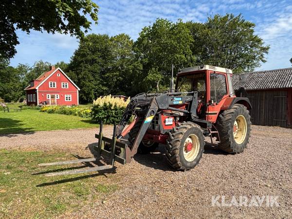 Traktor International 844 AXL med frontlastare och redskap