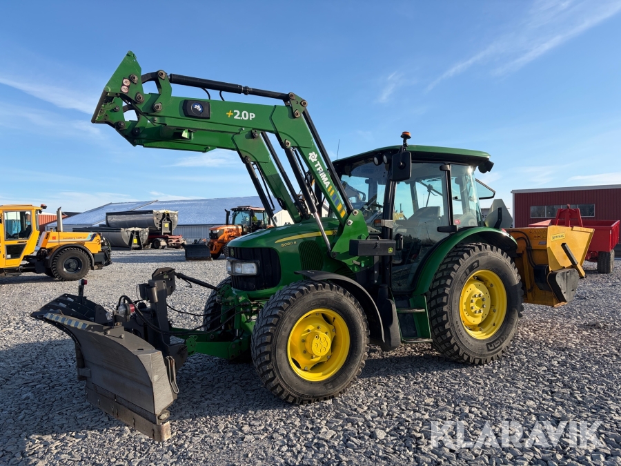Traktor John Deere 5080R Plogutrustad med redskap