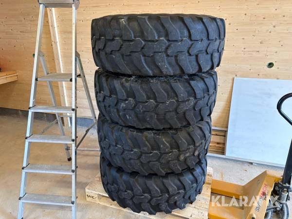 Entreprenaddäck Dunlop SP T9 405/70R20 på Terex fälg
