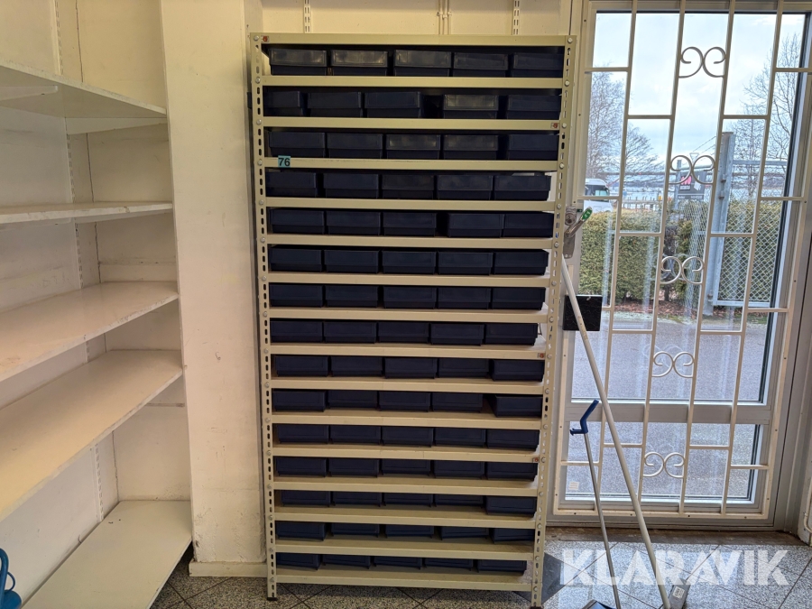 Systemhylla med plastlådor