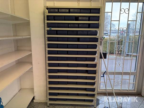 Systemhylla med plastlådor