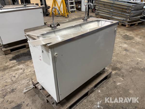 Tvättbänk med varmvattenberedare 1 st